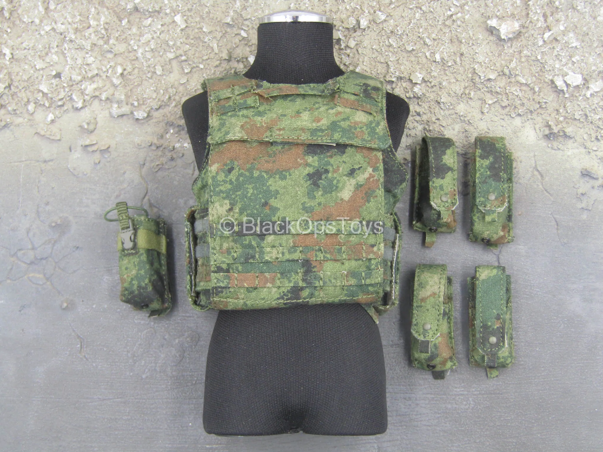 People's Liberation Army - Type 07 Camo MOLLE Plater Carrier w/Pouches