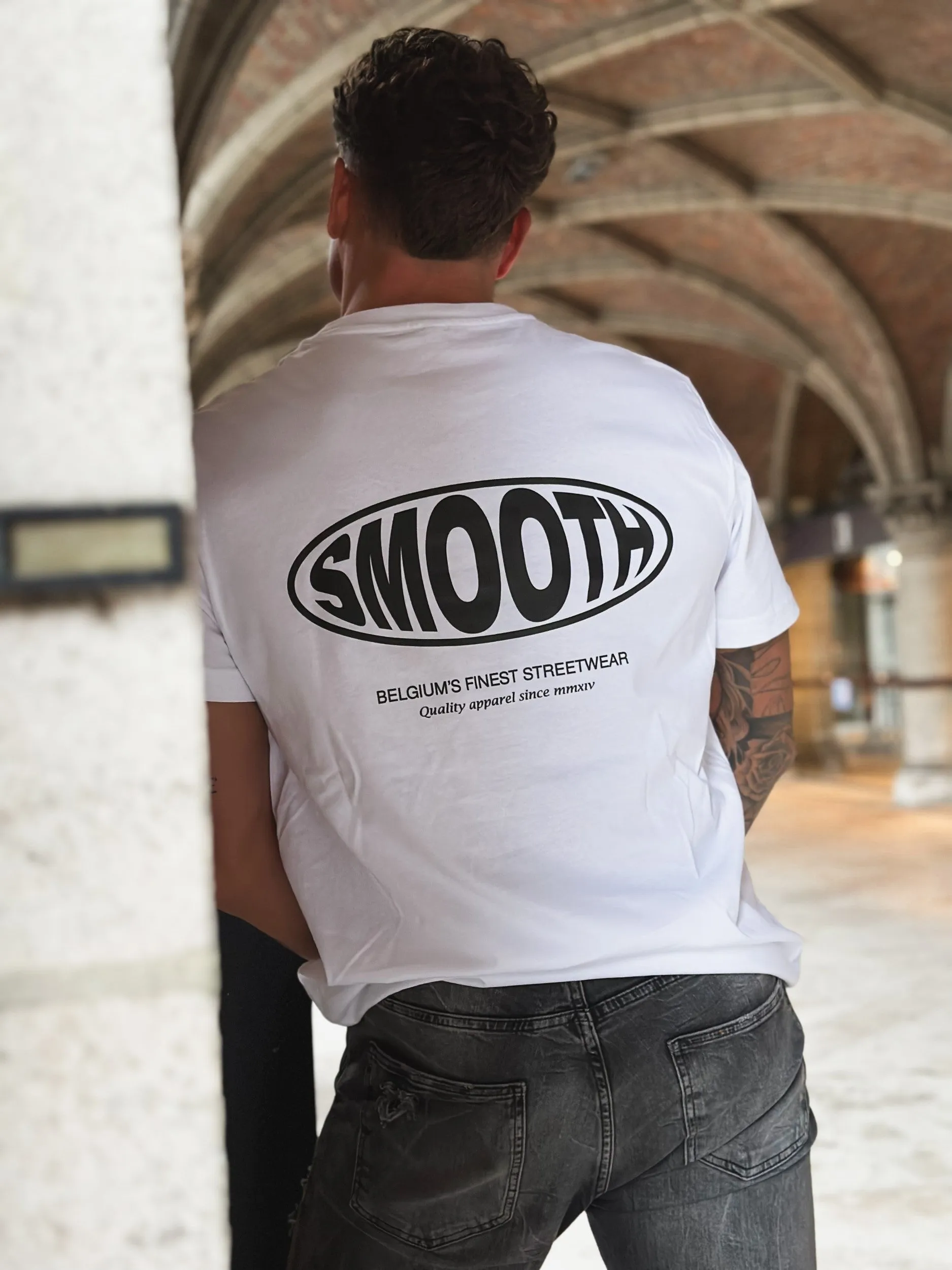 White T / Oval Black Front Back men